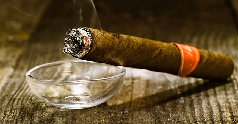 Bí Quyết Dập Xì Gà Chuyên Nghiệp - Giữ Tàn Xì Gà Tươi Đẹp