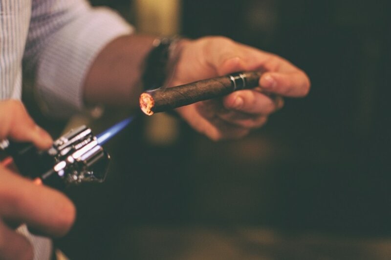 Có nên hay không cắt xì gà ra để hút và những điều cần biết