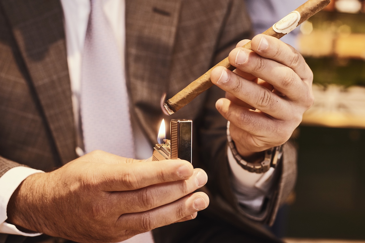 Cách hút xì gà đúng cách, chuẩn vị cho người mới bắt đầu