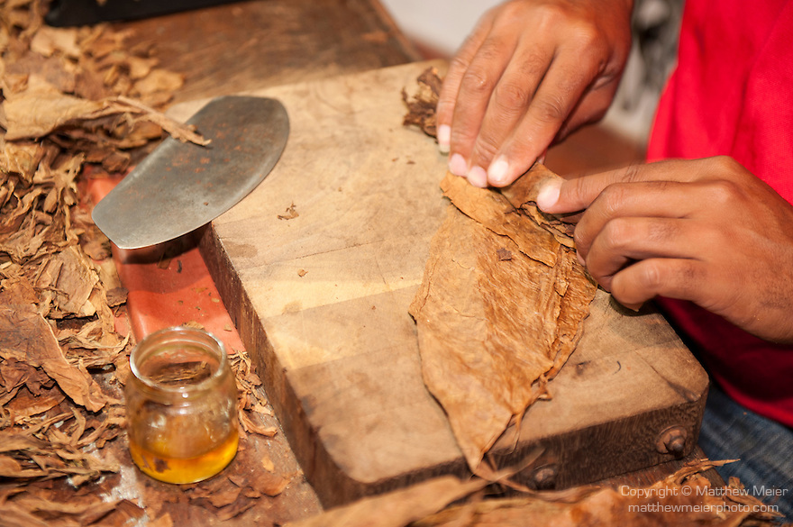 Cách phân biệt cigar cuốn tay và cigar cuốn máy - High Collection